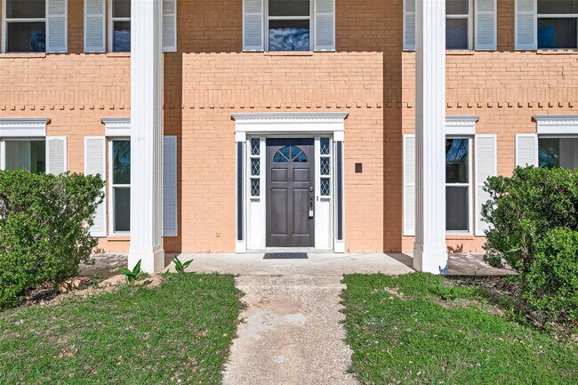 Foto del edificio - 6210 Rippling Hollow Dr