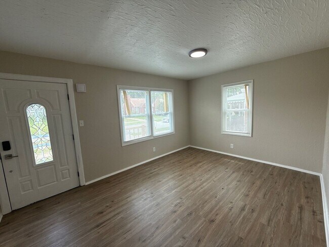 Building Photo - Fully Renovated 2-Bedroom Home – Move-In R...
