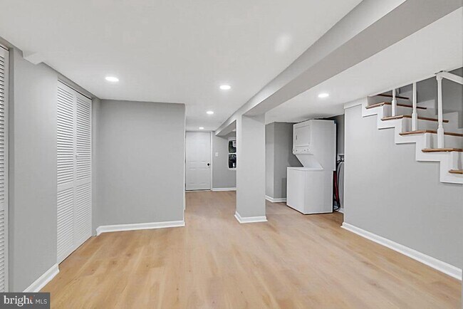 Foto del edificio - 727 Otis Pl NW