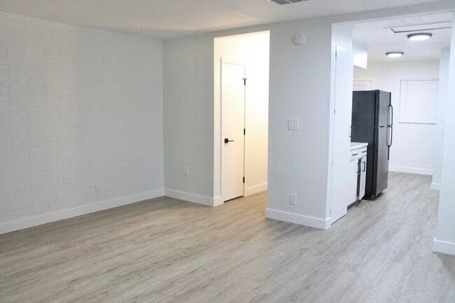 Building Photo - Oakdale Townhome Apartments