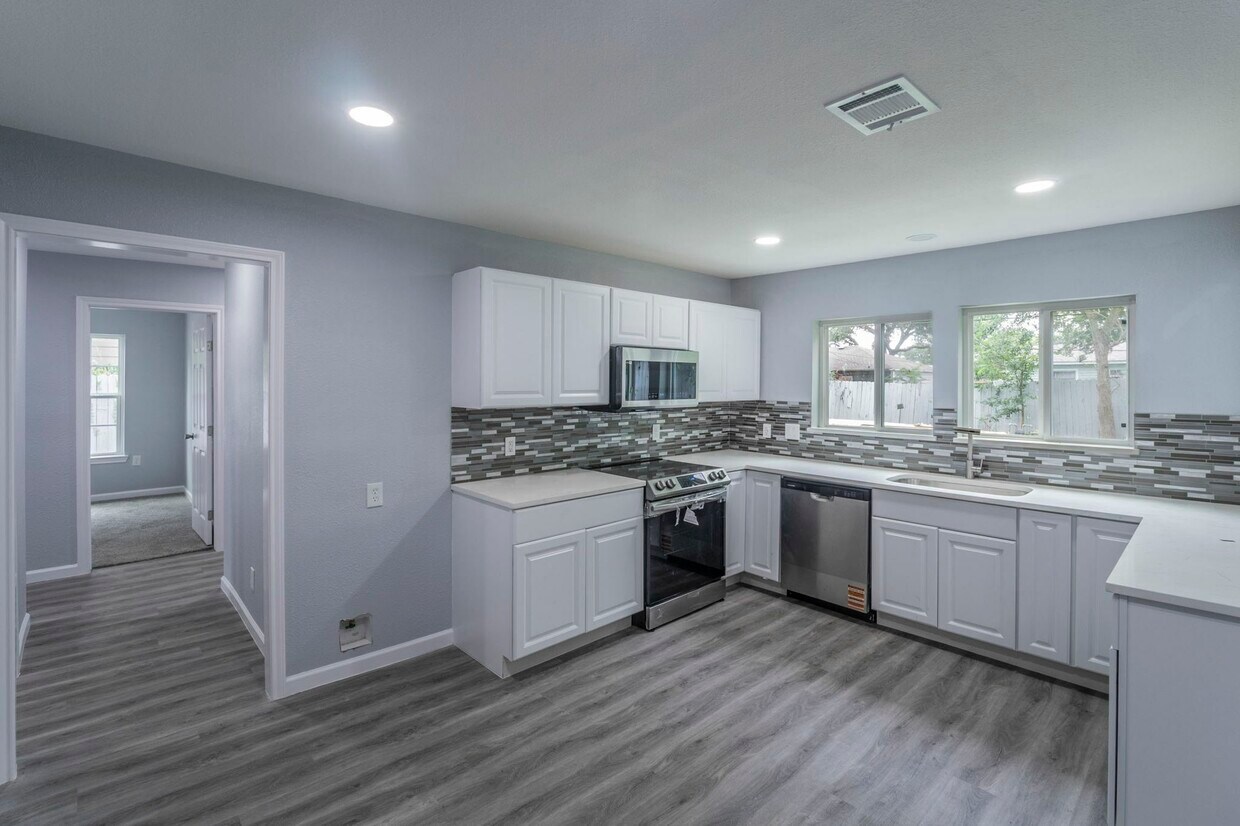 Foto principal - 4118 Groton Dr