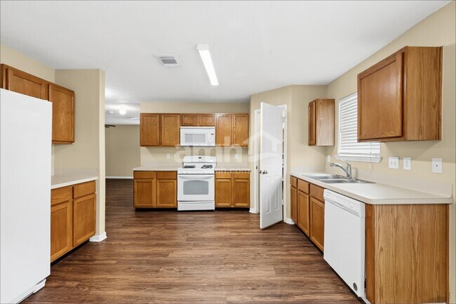 Foto del edificio - 8002 Ginger Park Dr