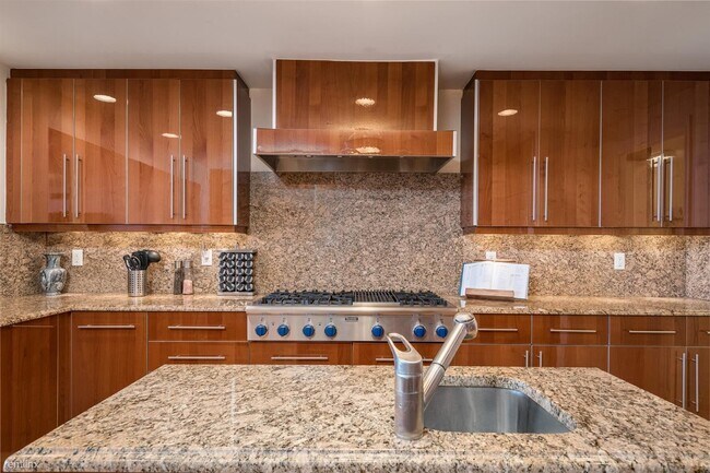Foto del edificio - 2 br, 2.5 bath Condo - 3501 N Ocean Dr Apt 6C