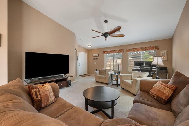 Building Photo - Move in ready 3 bedroom plus a den!