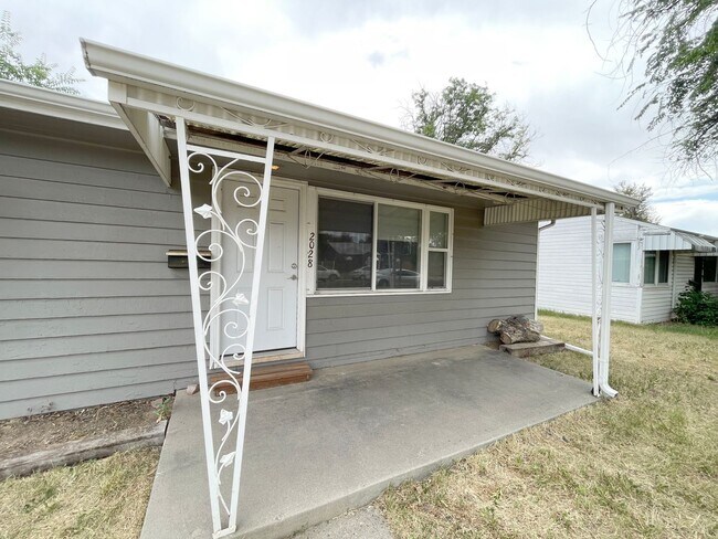 Foto del edificio - Two bedroom home! Large fenced in backyard...