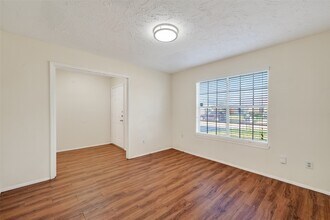 Building Photo - 15811 Pfeiffer Dr