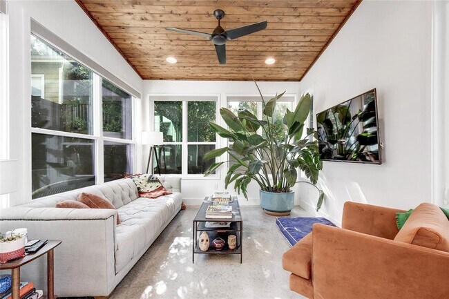 Foto del edificio - 2109 E 8th St