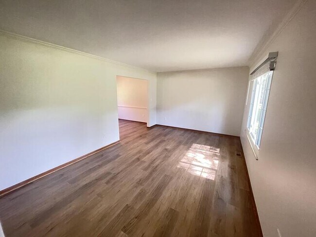 Building Photo - 6998 Doran Dr