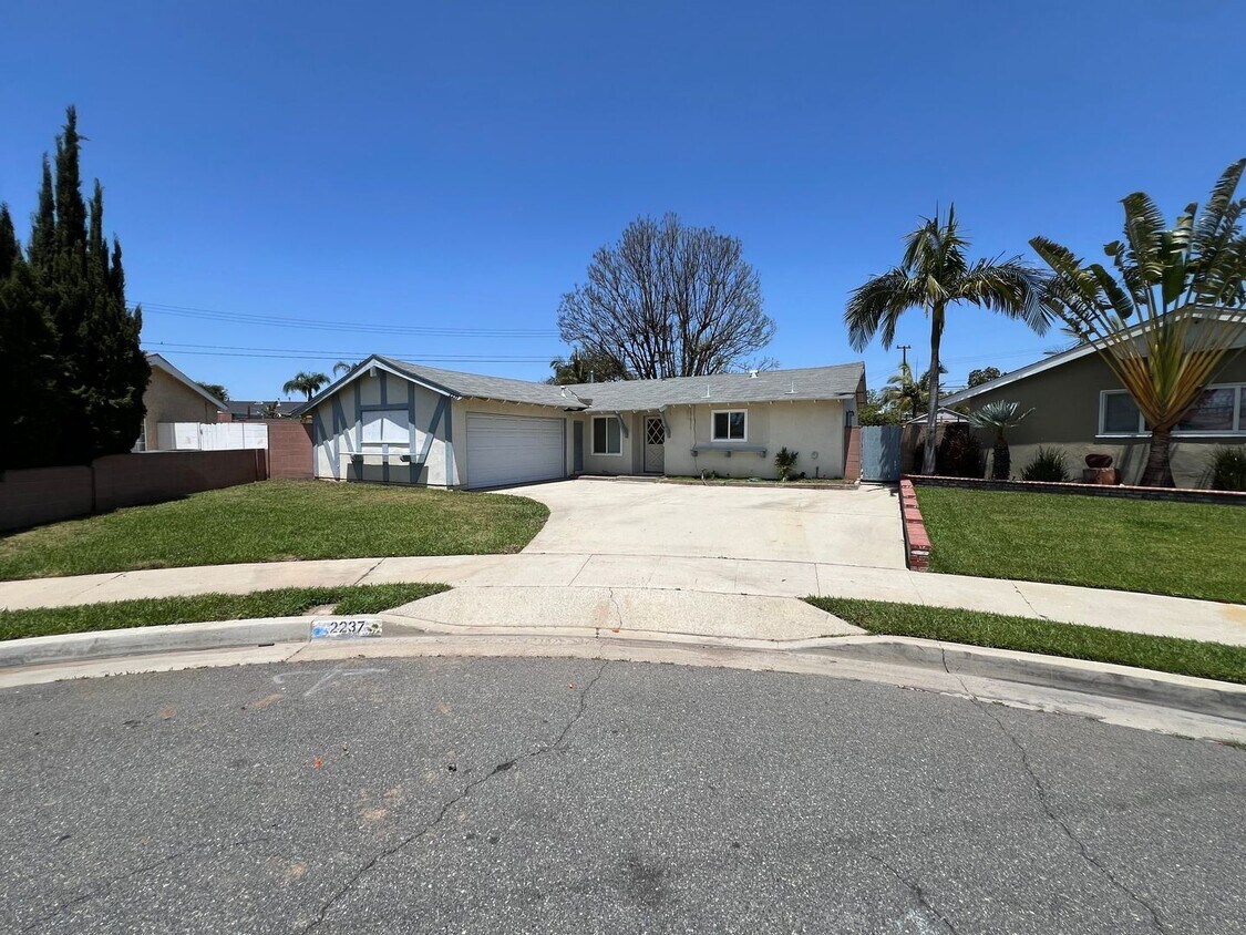 Foto principal - Darling Updated 4 Bed 2 Bath Orange Home