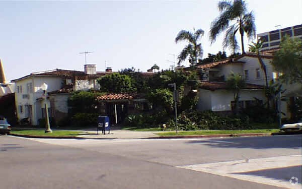 Primary Photo - 10800-10808 Lindbrook Dr