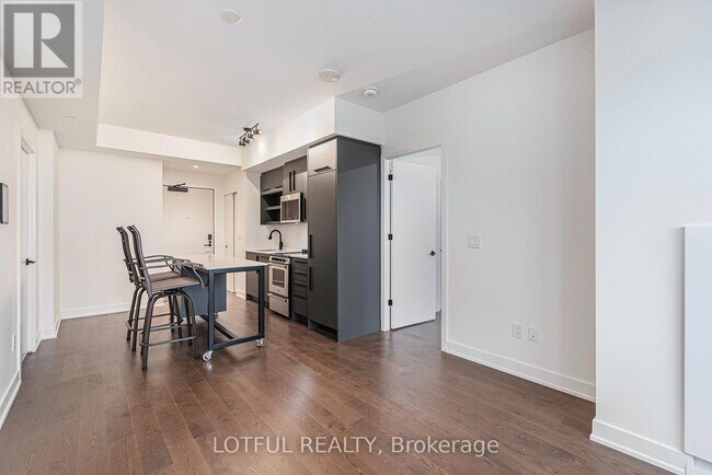 Building Photo - 560-1560 Rideau St