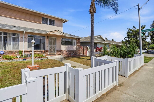 Building Photo - 2105 Royal Dr