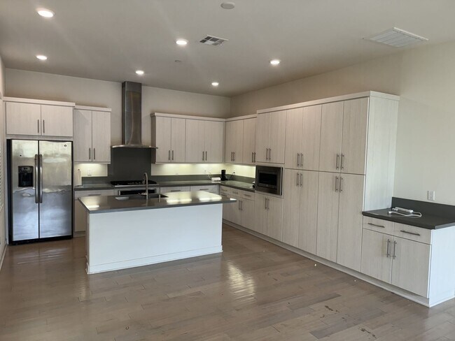 Foto del edificio - 4 bed 3 bath Beautiful Irvine home located in Orange County Great Park Community in Beacon Park