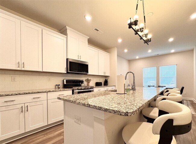 Foto del edificio - Enchanting 3-Story Single Home  | 4 BR/3.5BA | 2-Car Garage |In City Park Community!