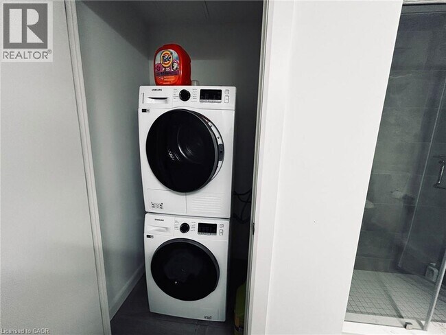 Building Photo - 741 King St W