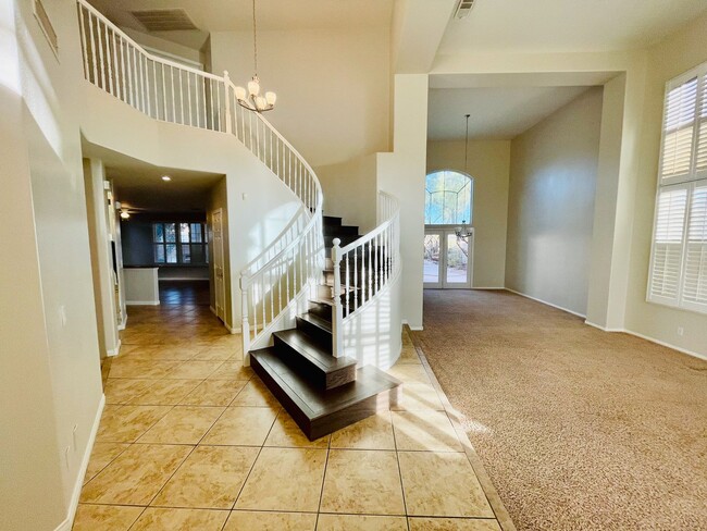 Foto del edificio - COMING SOON: Hardwood floors, freshly pain...