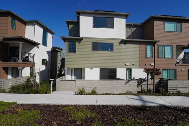 Building Photo - Beautiful Walnut Creek Townhome!