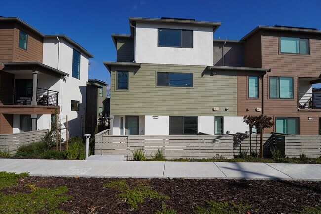 Foto del edificio - Beautiful Walnut Creek Townhome!