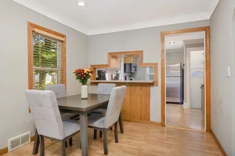 Foto del edificio - Charming 3-Bed Gem with Hardwood Floors in Saint Louis Park!