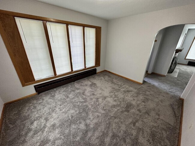 Building Photo - 302 Durand St