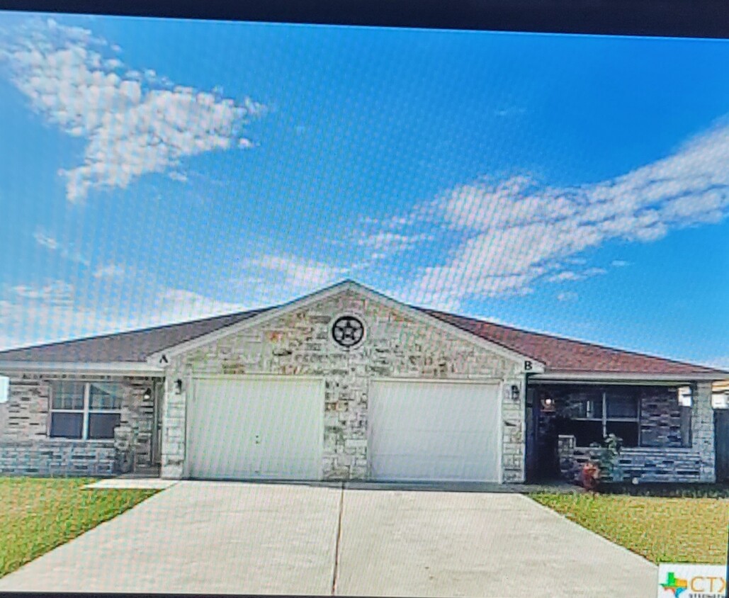 FRONT OF DUPLEX/FRONT PORCH - 900 Yi Dr