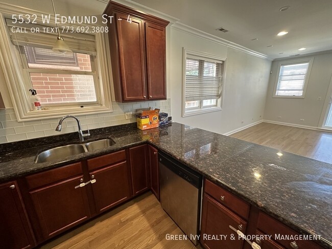 Foto del edificio - Quiet, Cozy Townhome in Jefferson Park,  2...