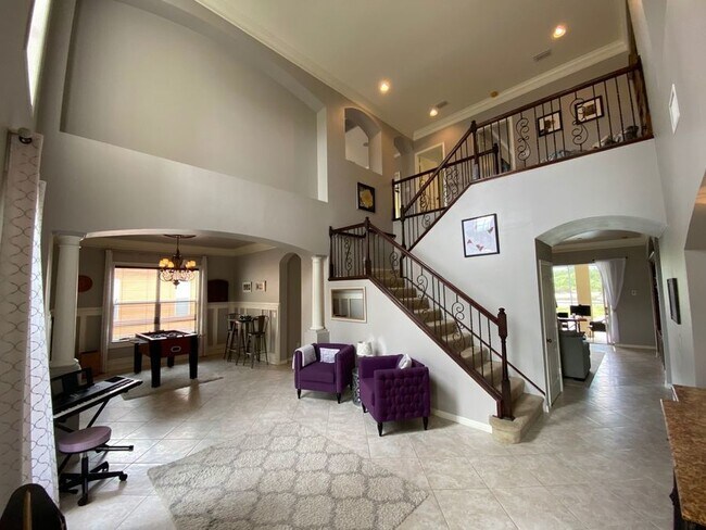 Foto del edificio - 5 Bedroom/2 full and 2 half baths/ 3 car g...