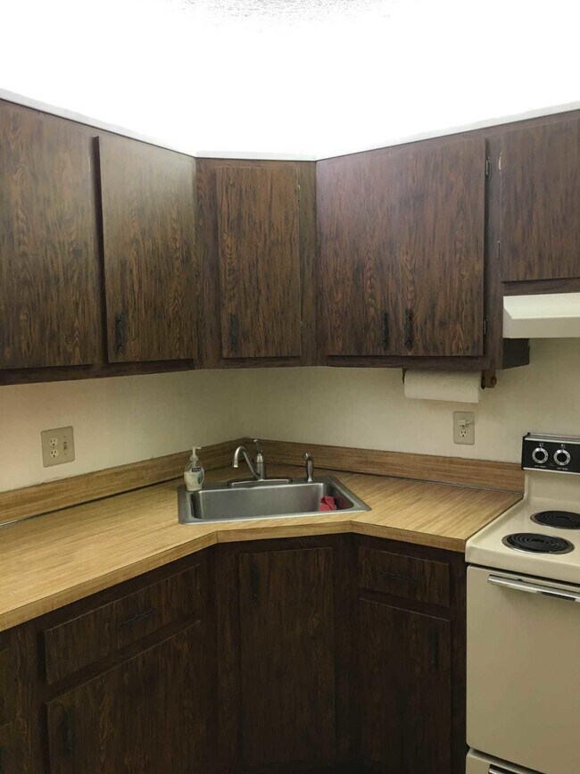Foto del edificio - 5901 Whispering Pine Way