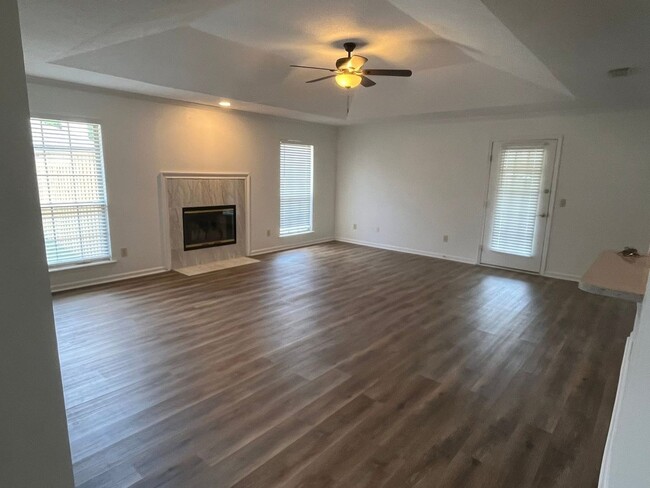Foto del edificio - 3 Bedroom 2 Bathroom Home With Garage in M...