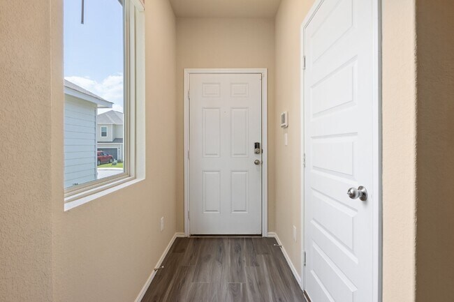 Foto del edificio - "Spacious 4-Bed Oasis with Granite Counter...