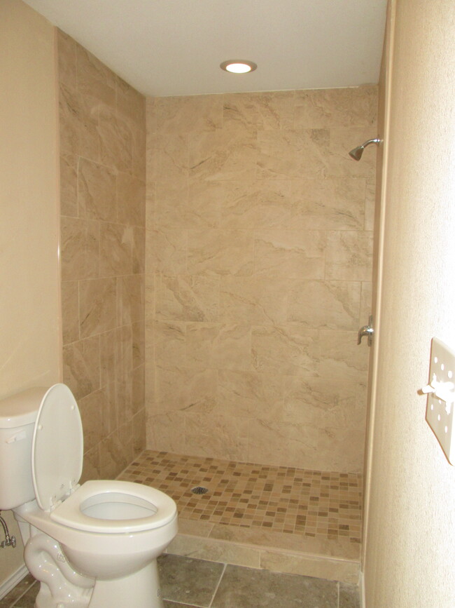 Large Standup Shower - 4402 Glasscock Ave