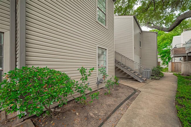 Building Photo - 9707 Richmond Ave.