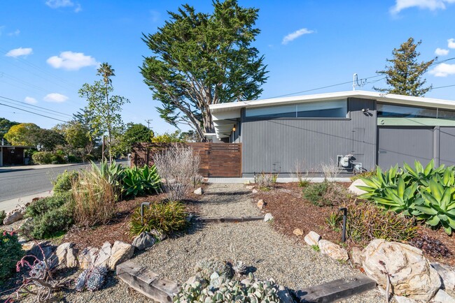 Foto del edificio - Renovated Eichler Home Nestled in a Vibran...