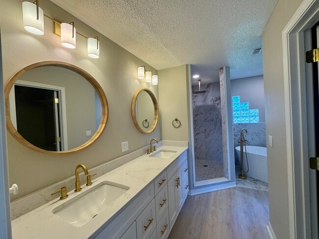 Foto del edificio - 529 Long Lake Dr