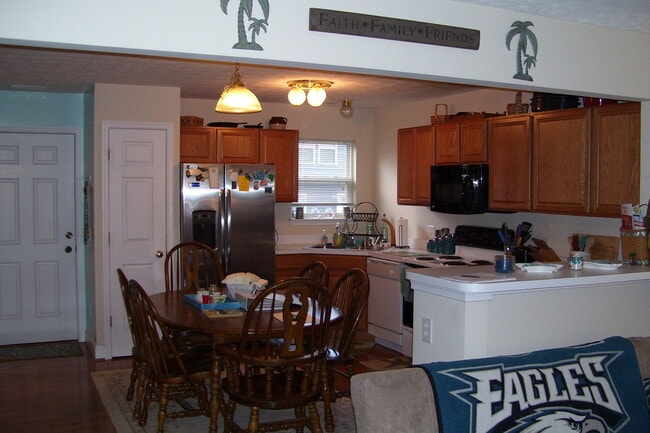 Foto del edificio - Immaculate End Unit Townhouse