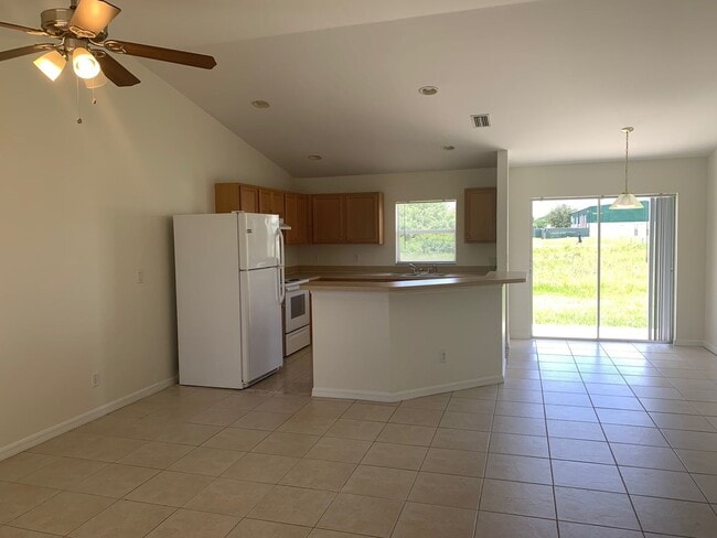 Building Photo - ** PET-FRIENDLY 3 Bedroom Duplex in Lehigh...