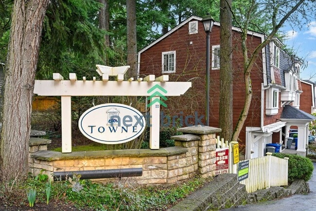 Building Photo - Spacious & Convenient Home in the Heart of Bellevue