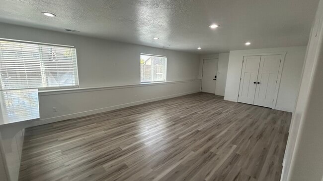Building Photo - 1821 W 525 S