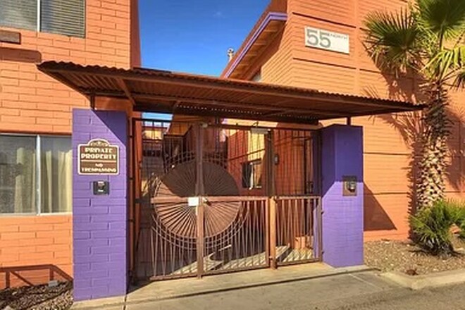 Foto del edificio - MINUTES FROM U of A - Partially Furnish Condo - 10th Street Condominiums