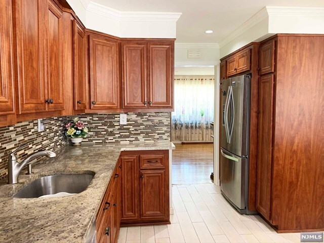 Foto del edificio - 189 Roosevelt Ave