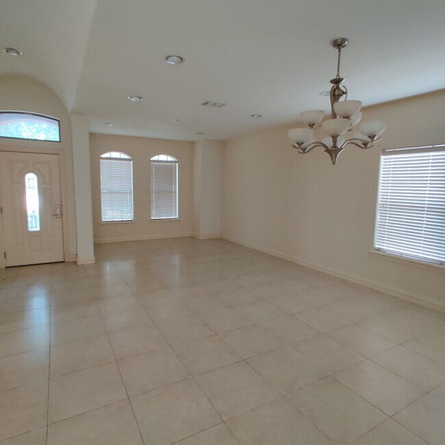 Foto del edificio - 633 E Sandyhills Ave