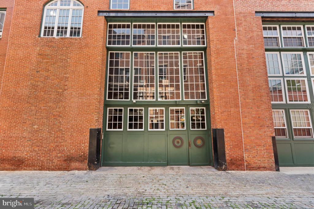 Primary Photo - 130 N Bread St