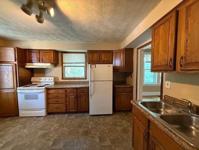 Building Photo - 719 Edmund Ave W