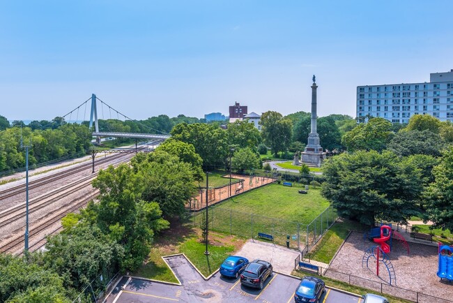 Foto del edificio - 637 E Woodland Park Ave