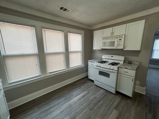 Foto del edificio - 4207 Devonshire Road, Unit 4207