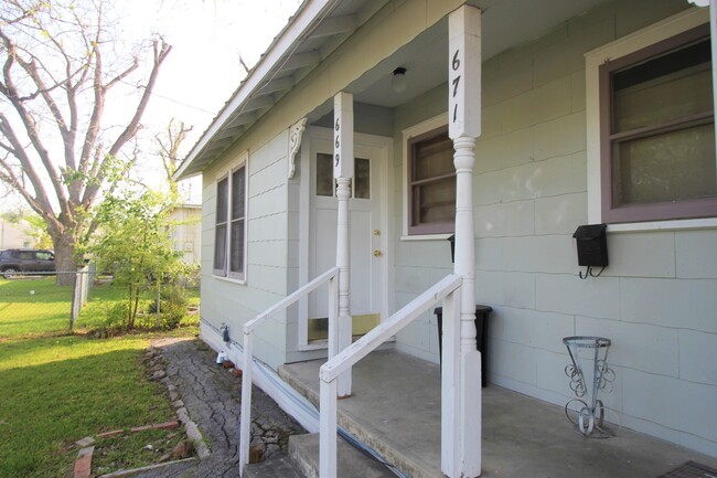 Building Photo - Cottage Style 1/1 Duplex Near Downtown New...