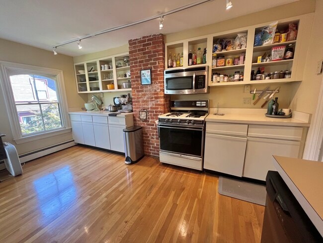 Building Photo - 35 Greenough Ave