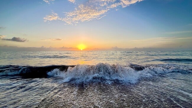House is 4 min walk from the beach sunrise - 2025 S Ocean Dr
