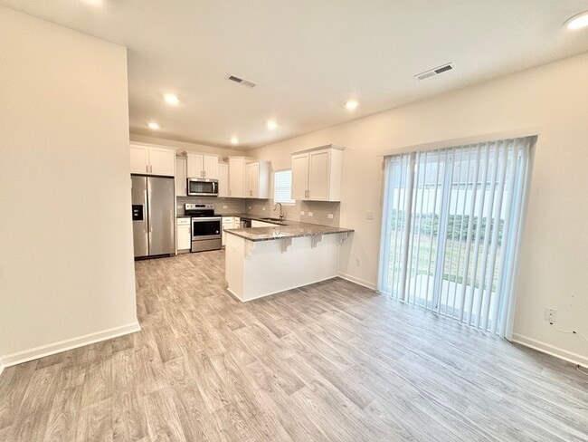 Foto del edificio - BEAUTIFUL 3BD/2.5BTH Townhome - Belmont - Ready Feb 6th