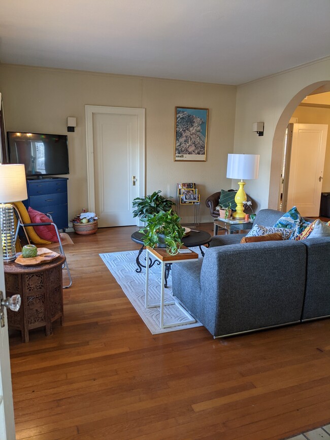 Living Room from entrance - 512 W Gramercy Pl